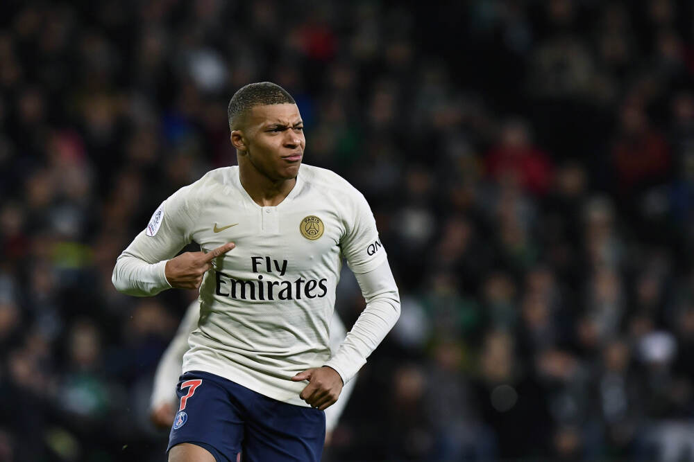 视频丨习近平向每一位辛勤付出的奋斗者致敬